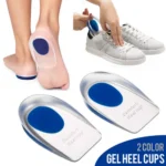 Gros plan d'une personne plaçant une talonnette en gel transparente avec un coussinet bleu sur un pied, tandis qu'une autre est montrée en train d'insérer une basket blanche. Deux talonnettes en gel sont présentées séparément avec le texte : 2 Color Gel Heel Cups.